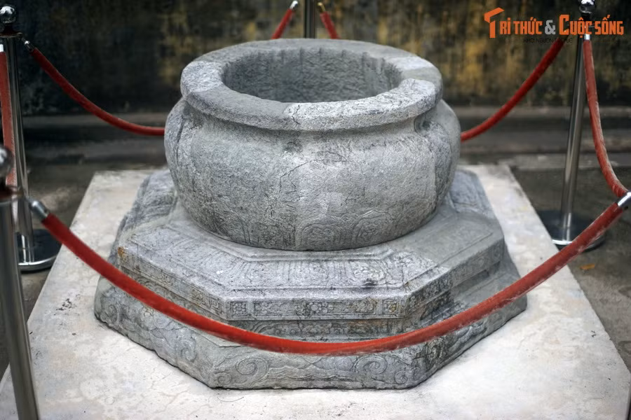 Hiện vật này gồm hai phần cổ giếng và đế cổ giếng, mỗi phần làm từ một phiến đá nguyên khối. Cả hai phần được chạm khắc hoa văn mang phong cách nghệ thuật thời Lê Trung hưng, thế kỷ 17.
