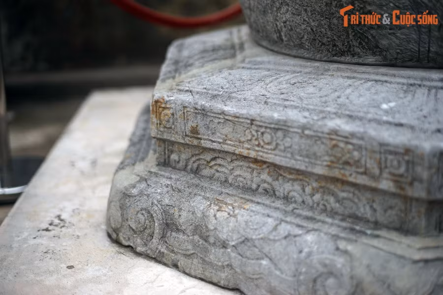 Đế cổ giếng hình bát giác, mỗi cạnh dài 54cm, đường kính khoảng 1,4 mét, cao 29 cm, chia thành 3 tầng. Hoa văn trên đế đa dạng, gồm vân mây hình khánh, hoa cúc cánh tròn, cụm mây đao lửa và cánh sen.