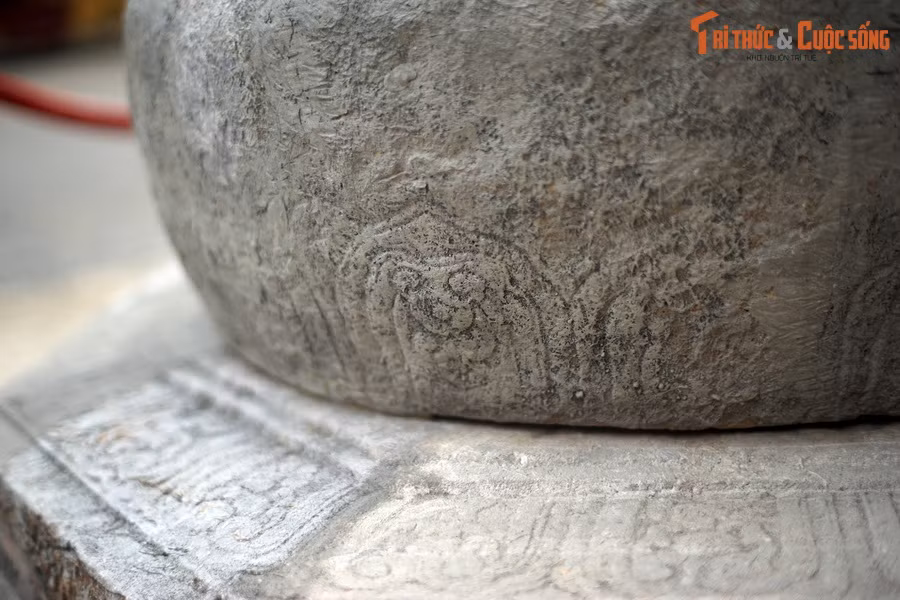 Khi khớp phần cổ và phần đế, có thể thấy tổng thể là một hình bông hoa sen nhiều lớp cánh, hoa sen ở đế là lớp cánh nở khai mãn, lớp cánh ở chân cổ giếng thì như đang ôm lấy phần nhụy của hoa sen.