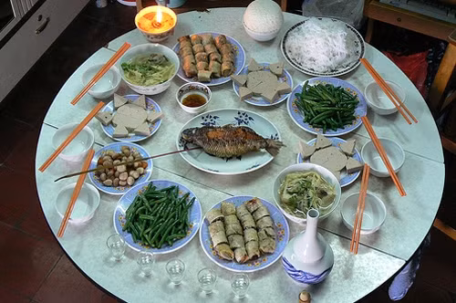 Mâm cỗ mặn cúng ông Táo thường có các món mặn, đĩa xào, bát canh… tùy thuộc vào điều kiện kinh tế của gia chủ. Bạn có thể tham khảo những món sau để chuẩn bị cho mâm cỗ mặn cúng ông Táo ngày 23 tháng Chạp.