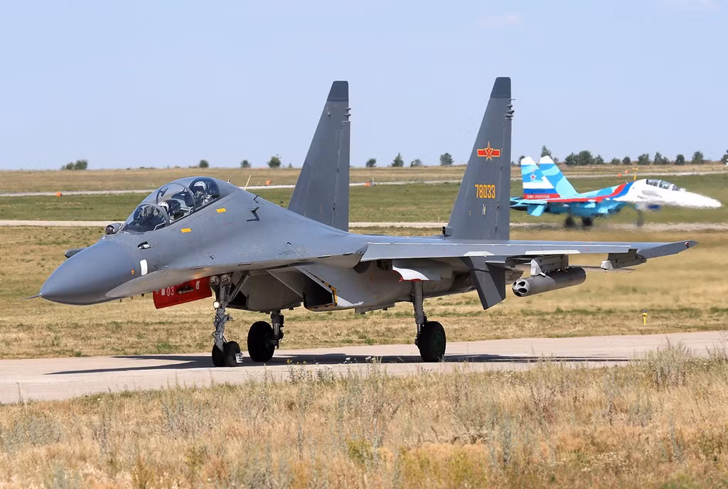Su-30 được chế tạo với khá nhiều phiên bản theo yêu cầu riêng của khách hàng. Ảnh phiên bản Su-30MKK xuất khẩu cho Không quân Trung Quốc. Ảnh: Airliners
