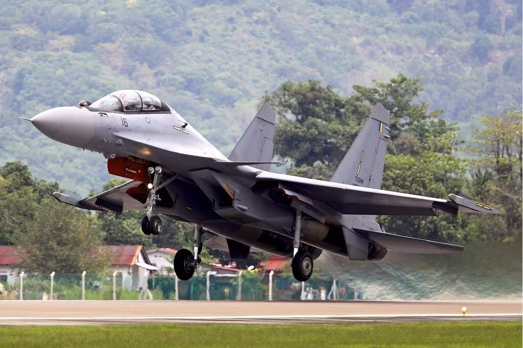 Su-30MKM của Không quân Hoàng gia Malaysia. Phiên bản này tương tự Su-30MKI của Ấn Độ với động cơ kiểm soát vector, cánh mũi, radar Bars, hệ thống điện tử hỗn hợp Pháp, Nam Phi. Ảnh: Russian Plane