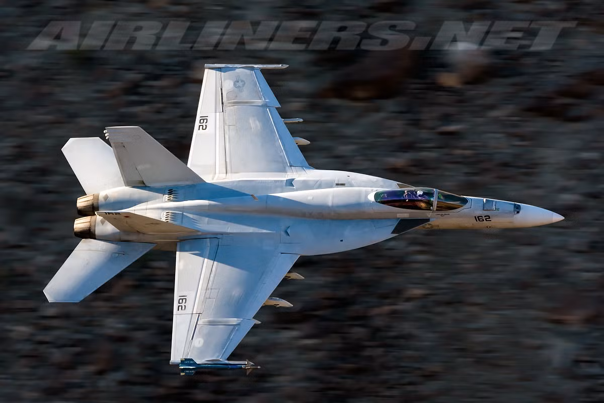 Hoặc Boeing cũng có thể chào hàng cả dòng tiêm kích hạm F/A-18E/F Advanced Super Hornet. Tuy là tiêm kích hạm hoạt động trên tàu sân bay nhưng nó có thể hoạt động tốt trên đất liền và đương nhiên là mặt biển. Nó được thiết kế có khả năng tấn công cả ngày lẫn đêm với hệ thống dẫn đường chính xác, có thể thực hiện các nhiệm vụ giành ưu thế trên không, hộ tống, hỗ trợ mặt đất, tấn công tiêu diệt hệ thống phòng không đối phương, tấn công trên biển, do thám, nó cũng có khả năng tiếp dầu trên không và tiếp dầu cho máy bay khác.