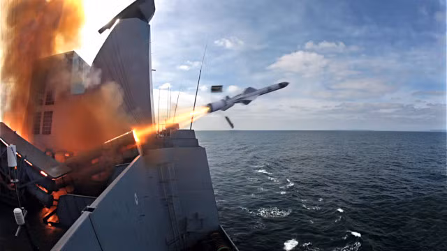 Về vũ khí, Gowind được thiết kế tùy biến nhiều loại trang bị thoải mái cho khách hàng lựa chọn. Tuy nhiên, cả hai cấu hình Gowind 1000 và 2500 cơ bản sẽ dùng chung tên lửa chống hạm và tên lửa phòng không, và chỉ khác về mặt số lượng. Theo đó, vũ khí chống hạm chủ lực sẽ là tên lửa hành trình MM40 Exocet Block 3 đạt tầm bắn 180km, được dẫn hướng kết hợp quán tính và radar chủ động. Tên lửa mang theo đầu đạn chất nổ mạnh nặng 165kg đủ sức nhấn chìm tàu chiến có tải trọng tới 5.000 tấn.