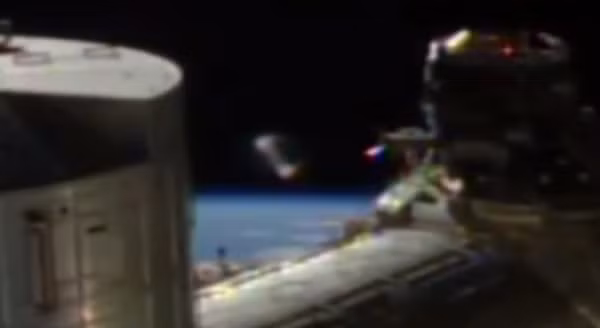 Scott C. Waring – một nhà nghiên cứu UFO, người điều hành trang web UFO Sightings Daily, nhận định: “Tôi quan sát thấy một UFO ở đằng xa đang tiến lại gần và áp sát trạm vũ trụ. UFO này được che giấu một phần; phần đó hiện lên trong suốt...