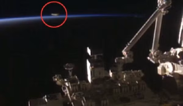 Trước đó vào tháng 4, một người phát ngôn NASA khẳng định NASA không hề cố ý cắt đường truyền khi UFO xuất hiện, mà thường là do mất tín hiệu từ trạm ISS.