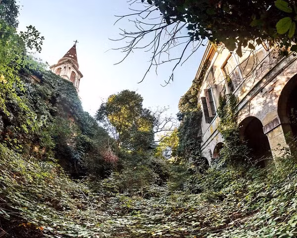 Hòn đảo Poveglia đã vẽ nên bức tranh ghê rợn đối với những ai từng biết về nó. Vào thế kỷ 20, trong một thời gian ngắn, Poveglia thuộc sở hữu của nhà nước Ý và một lần nữa được sử dụng như một trạm cách ly. Năm 1922, các tòa nhà đã được chuyển đổi thành một bệnh viện cho người bị bệnh tâm thần và được hoàn thiện cùng với một tháp chuông.