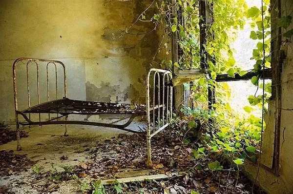 Kể từ năm 421, người Italy cổ đã chạy đến Poveglia để lánh nạn khỏi những cuộc xâm lược man rợ. Sau đó tương truyền rằng đế quốc La Mã đã dùng hòn đảo này như mồ chôn tập thể cho bất kì ai mắc bệnh truyền nhiễm thời đó.