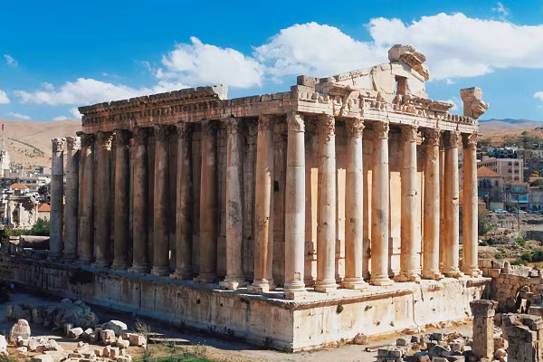 Một ngôi đền thuộc quần thể kiến trúc cổ tại Lebanon là tàn tích để lại của một thành phố từng phát triển cực thịnh trong một thời kỳ duy nhất. Tuy nhiên người La Mã cổ đại không có kỹ thuật nào để mang vác những khối đá có trọng lượng lên đến 1.000 tấn và xây nên ngôi đền khổng lồ này.