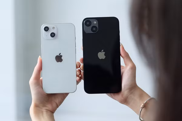 iPhone 14 Pro có thiết kế gần như không khác biệt so với iPhone 13 Pro Max ở mặt sau. Sản phẩm vẫn có cụm camera lớn, mặt lưng kính sần và logo chính giữa.Tuy nhiên, các ống kính được làm lồi hơn đáng kể so với thế hệ trước.