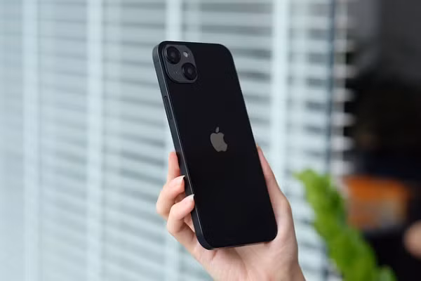 Theo một số tin đồn, iPhone 14 Pro sẽ nhận được nhiều nâng cấp về camera, bao gồm ống kính Wide 48 megapixel được đồn đại trên camera sau hỗ trợ quay video 8K.