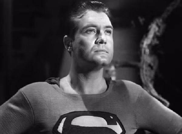 Nhiều ý kiến cho rằng, vì bất mãn với lợi ích và quyền sở hữu Superman nên 2 tác giả Jerry Siegel và Joe Shuster đã “yểm bùa chú” dẫn tới hàng loạt cái chết bi thảm kéo theo câu chuyện về lời nguyền Superman bao phủ trong bóng tối.