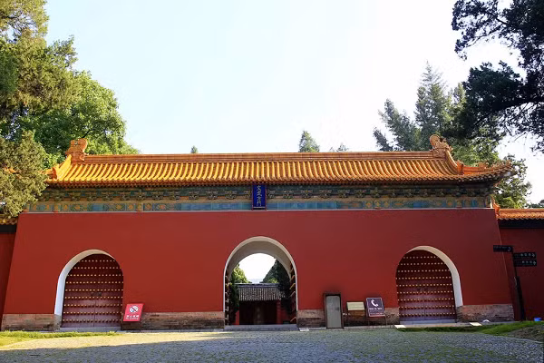 Theo truyền thuyết, sau lễ an táng của Chu Nguyên Chương, 13 chiếc quan tài giống hệt nhau đã đi theo xe ngựa ra khỏi 13 cổng thành của Nam Kinh, không ai biết đâu mới là quan tài thật của ông. Hoàng đế làm điều này để tránh những kẻ mộ tặc xâm phạm nơi an nghỉ của mình.