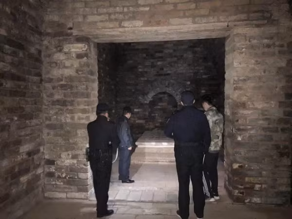 Công trình ngầm của Minh Hiếu lăng được mệnh danh là "thành phố kho báu" chôn cất nhiều vàng bạc, ngọc bích, áo hoàng bào, gấm lụa... Với vị thế của hoàng đế sáng lập một triều đại, các nhà sử học tin rằng báu vật trong được chôn theo ông phải tới hàng ngàn tấn.