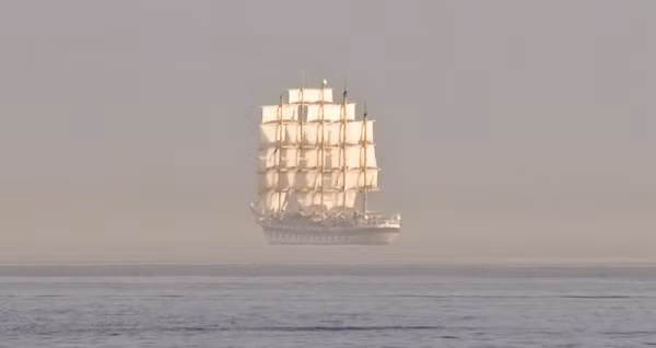 Đây là hiện tượng Fata Morgana, một dạng ảo ảnh khiến vật thể trông như nằm phía trên đường chân trời, có thể được nhìn thấy trên đất liền hoặc biển.