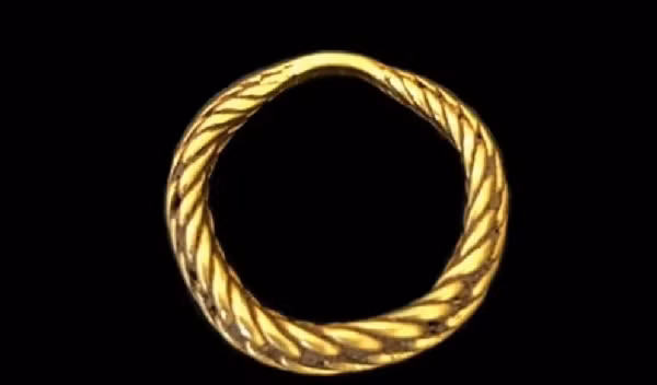 Được biết, đàn ông và phụ nữ Viking đều đeo trang sức như một biểu tượng về sự giàu có và địa vị xã hội. Bạc phổ biến hơn nhiều và không quý bằng vàng.