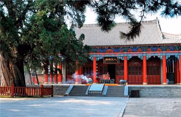 Lăng cao 6m, được xây dựng trên nền hoàng thổ kiên cố. Lăng còn được bao bọc bởi rừng cây bách cổ thụ rộng 89,1ha, có hơn 81.600 cây bách; trong đó có hơn 30.000 cây trên 1.000 năm tuổi. Đây là những cây bách lâu đời nhất, lớn nhất và được bảo tồn tốt nhất ở Trung Quốc.