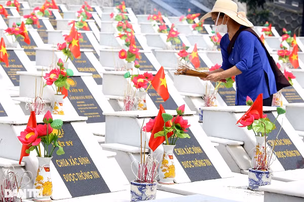Toàn bộ mộ phần liệt sĩ được ốp đá trắng, bia "Liệt sĩ vô danh" được thay bằng "Liệt sĩ chưa xác định được thông tin" từ nhiều năm trước.