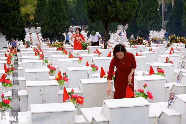 Trong tháng 7 tri ân năm nay, thêm 10 hài cốt liệt sĩ được đội tìm kiếm quy tập đưa về hương khói tại Nghĩa trang vào chiều 9/7.