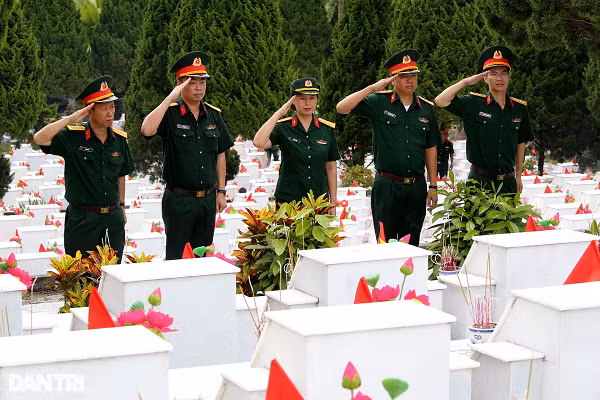 Cán bộ chiến sĩ Nhà máy Z113 về dâng hương tri ân các liệt sĩ.
