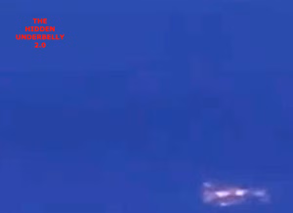 Scott C. Waring, một blogger và thợ săn UFO nổi tiếng của Mỹ, cũng cho rằng hình dạng được nhìn thấy trong video là UFO.