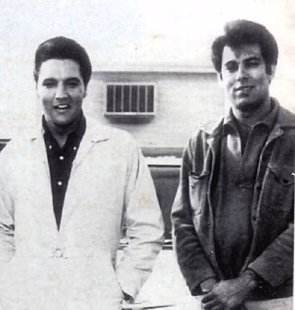 “Bố cậu ta nói với chúng tôi rằng, vào cái đêm sinh Elvis, lúc khoảng 2 giờ sáng ông đi ra ngoài để hút điếu thuốc. Khi bất chợt nhìn lên trên túp lều nhỏ của gia đình, ông đã nhìn thấy một luồng ánh sáng màu xanh dương kỳ lạ. Vào lúc đó, ông biết ngay rằng có một điều gì đó không bình thường đang xảy ra”, Geller cho biết.