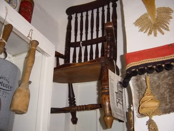 Năm 1702, Thomas Busby bị kết án treo cổ vì đã bóp cổ cha. Khi hoàn thành bữa ăn cuối cùng, Thomas Busby đứng dậy và nói rằng: “Bất cứ ai dám ngồi vào chiếc ghế này cũng sẽ nhận về mình một cái chết bất ngờ". Nhiều người không tin vào câu nói đó và coi đó chỉ là câu nói đùa.