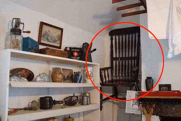 Chỉ vài năm sau, người dân địa phương bắt đầu nhận thấy rằng, những ai đã từng ngồi lên chiếc ghế đó đều gặp phải cái chết bất ngờ. Danh sách những người chết liên quan tới chiếc ghế đó ngày càng nhiều, lên tới 63 người. Dù bị cất vào tầng hầm, nó vẫn có thể đoạt mạng một người đàn ông giao hàng khi xếp đồ vào tầng hầm vô tình ngồi vào nó.