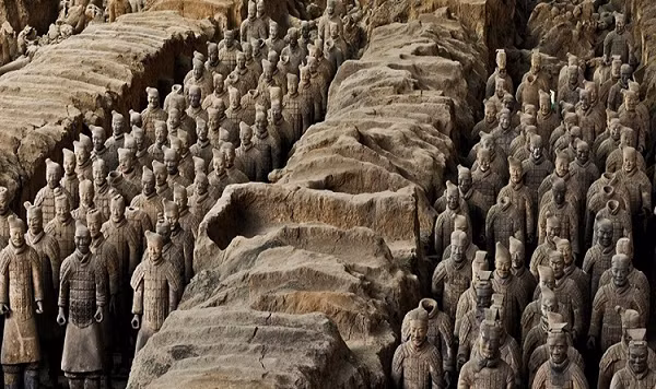 Ông lão này đã chủ động dẫn đội khảo cổ đi đến 1 nơi. Đến nơi, ông nói rằng phía dưới mặt đất nơi họ đang đứng có đội quân đất nung. Đội khảo cổ đã nghe theo và khai quật khu đất đó lên, kết quả thật sự đã tìm thấy được 1 lượng lớn những chiến binh đất nung. Sau đó ông đã biến mất không dấu tích.