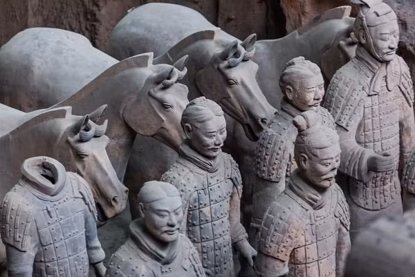 Tuy nhiên, những nhân viên khảo cổ trong đội ngũ tìm kiếm đã đứng ra đính chính tin đồn. Họ giải thích, lời đồn đó không có thật, không hề có sự xuất hiện của ông lão nào trong quá trình họ tìm kiếm dấu vết của đội quân đất nung.