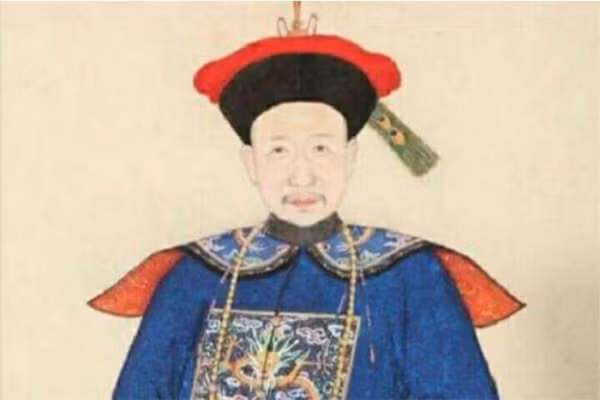 Hòa Thân dần trở thành sủng thần bên cạnh Càn Long. Con đường quan lộ của tham quan thuận lợi như cá gặp nước. Chỉ chưa đầy 10 năm, thị vệ họ Hòa năm nào đã lên tới chức Đại học sĩ danh giá.