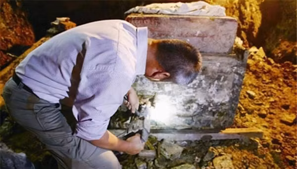 Trước tình hình đó, các chuyên gia buộc phải từ bỏ mong muốn mở quan tài vàng. Trong suốt quãng thời gian qua, họ cũng hi vọng có thể khám phá bí ẩn bên trong quan tài vàng với sự trợ giúp của kỹ thuật hiện đại đặc biệt.