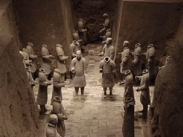 Năm 1980, các chuyên gia người Đức đã sử dụng công nghệ cộng hưởng từ (MRI) để quét khu vực Tần Lăng. Kết quả cho thấy nơi đây có hàm lượng thủy ngân cao gấp nhiều lần bình thường. Lăng mộ Tần Thủy Hoàng cũng ghi nhận sự bất thường về nhiệt độ, tức là có thể cơ chế chống trộm bên trong vẫn đang hoạt động.