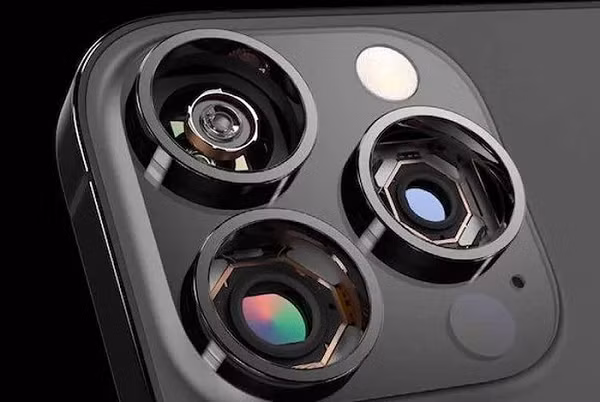 Sạc ngược không dây - RWC (Reverse Wireless Charging) và sạc nhanh cũng có thể xuất hiện trên các iPhone ra mắt năm 2023. Đây được xem là những tính năng giúp iPhone có thể cạnh tranh tốt hơn với các flagship Android.