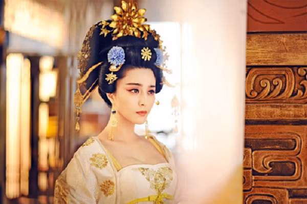 Sau khi quan sát, Lý Thuần Phong nói: "Sau khi quan sát thiên tượng, thần phát hiện độ sáng bất thường của sao Kim (trong thiên văn cổ thì hiện tượng này dự báo một thời kỳ hỗn loạn, bất ổn trong tương lai) có nghĩa là nữ chủ sẽ trỗi dậy".
