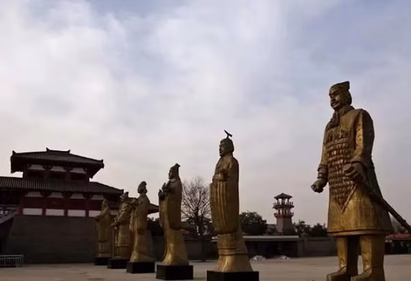 Tần Thủy Hoàng đã ra lệnh tịch thu những dụng cụ bằng đồng của người dân sau đó cho người nấu chảy chúng rồi đúc thành 12 bức tượng đồng lớn, mỗi tượng nặng gần 30 tấn. Với những hiện vật lịch sử có tính "khổng lồ" về kích thước như vậy, lại được tạo nên từ đồng thì đáng ra phải tồn tại cho đến ngày nay cho dù có thể bị biến dạng nhưng điều kì lạ là chúng hoàn toàn biến mất ngay sau khi nhà Tần sụp đổ.