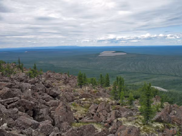Nằm ở phía Tây Bắc Yakutia – Siberia (Nga), gần thượng lưu sông Viliuy có một thung lũng kỳ lạ, nơi dấu vết của nhiều sự biến đổi lớn về địa chất trong lòng đất xảy ra cách đây hàng trăm năm. Ở khu vực này, người ta còn tìm thấy các mảnh kim loại lạ nằm sâu dưới lớp đất, cho đến nay các nhà khoa học vẫn chưa thể xác định được thành phần hóa học của chúng.