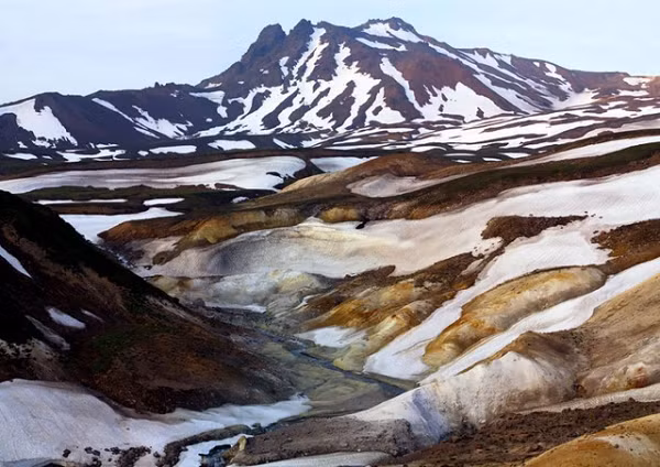 Bán đảo Kamchatka ở Nga là xứ sở núi lửa có mùa đông tuyệt đẹp. Nhưng, ngay dưới chân thiên đường hoàn mỹ này lại tồn tại một “thung lũng chết”. Dù là động vật hay con người đến đây có nhiều khả năng không thể trở ra.