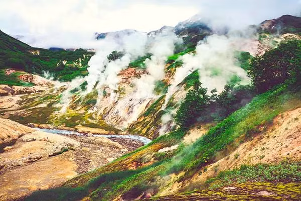  Vùng đất chết dài 2.000 m, địa hình gồ gề, đá cheo leo. Cho đến nay đã không còn ai thấy xa lạ với những đống xương trắng chất chồng trong thung lũng. Có cả xác của các loài chim, những chú chồn gulo và thậm chí cả những con gấu rất lớn.