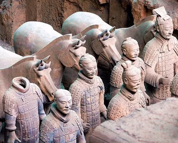 Khi một binh sĩ bắt giữ được hai kẻ thù (cùng cấp bậc trở lên) trên chiến trường, thì cha mẹ anh ta là tù nhân hoặc nô lệ có thể ngay lập tức trở thành người tự do. Nếu vợ anh ta đang là nô tì, thì người vợ đó cũng sẽ được tự do. Nếu người cha chết ở chiến trường, những chiến công của người cha đó có thể được ghi lại cho con trai thừa hưởng.