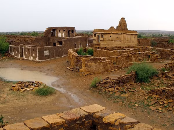 Nhiều thập kỷ qua, không một ai dám tới Kuldhara và ngủ lại qua đêm vì họ sợ bản thân cũng không may vướng phải điều xấu. Ngày nay, ngôi làng Kuldhara xinh đẹp đầy ám ảnh vẫn được duy trì bởi cơ quan Khảo sát khảo cổ Ấn Độ, công nhận là một trong những di sản của quốc gia.