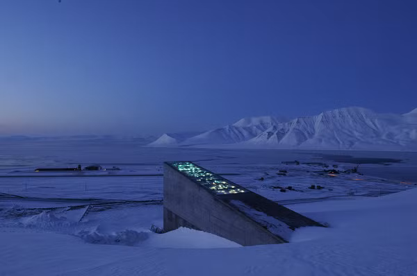 Hầm chứa hạt giống toàn cầu (Global Seed Vault), hay hầm chống ngày tận thế, nằm sâu bên dưới lớp băng vĩnh cửu tại Svalbard giữa Na Uy và Bắc Cực. Sau khi đặt vào bên trong, các thùng chứa hạt giống không thể bị mở ra cũng như loại bỏ bởi bất kỳ ai, ngoại trừ cơ quan gửi hạt giống.