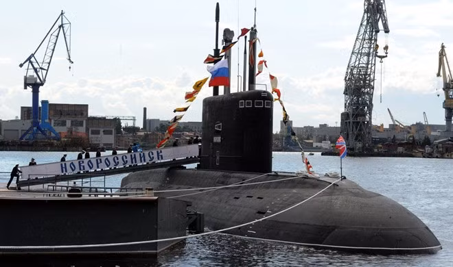 Chiếc đầu tiên trong 6 tàu ngầm tàng hình Novorossiysk đã được hạ thủy tại xưởng St. Petersburg năm ngoái. Các nhà thiết kế tuyên bố công nghệ tàng hình của Novorossiysk sẽ khiến nó không bị phát hiện khi lặn.