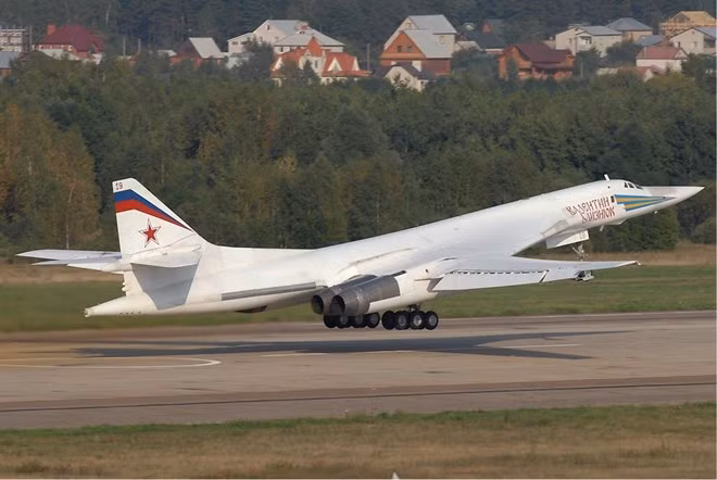 Tupolev Tu-160 là máy bay chiến đấu siêu thanh lớn nhất thế giới. Nó được Liên Xô thiết kế trong những năm 1980. Tu-160 tự hào có động cơ mạnh nhất trong các loại máy bay chiến đấu và có thể mang 40 tấn vũ khí. Hiện quân đội Nga được trang bị 16 máy bay này. Ảnh: Wiki Commons.