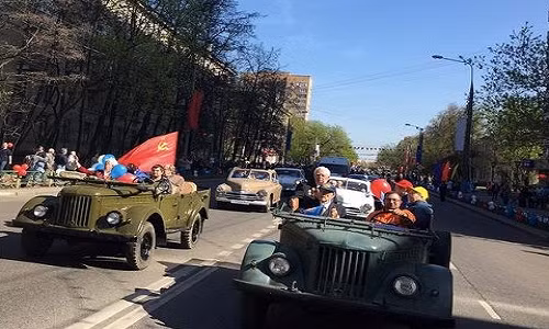 Những chiếc xe quen thuộc của Liên Xô thời trước chiến tranh, nay được người dân Moscow trang hoàng lại và biến nó thành một loại xe diễu hành đặc biệt.