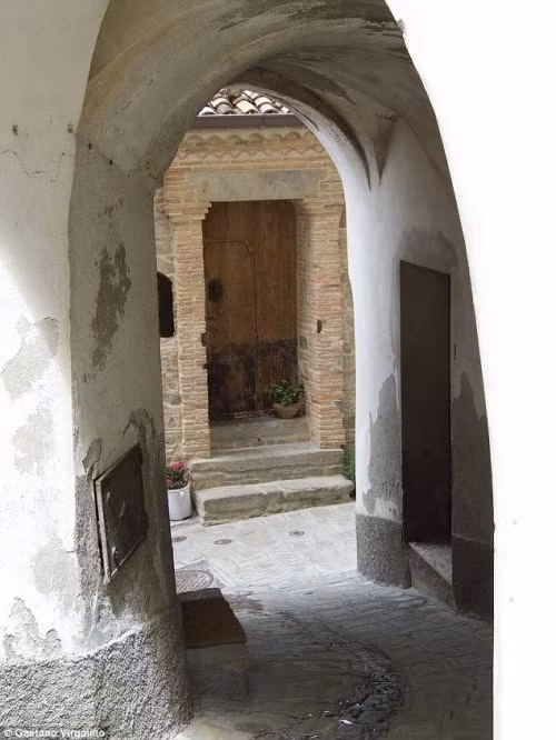 Các thị trấn khác xung quanh khu vực Basilica chỉ gọi nơi này là "thị trấn đó" và họ tránh đi qua đống đổ nát ngoắt nghoéo tại Colobraro.