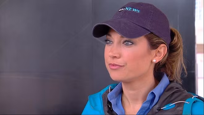 Nữ MC xinh đẹp Ginger Zee sinh ngày 13/1/1981 tại Orange, California, Mỹ. Cái tên Ginger do cha cô đặt theo tên loạt phim mà ông hâm mộ là Gilligan’s Island. Sau khi tốt nghiệp trung học tại Rockford, bang Michigan, Zee theo học khóa Cử nhân ngành Khí tượng tại trường Đại học Valparaiso.
