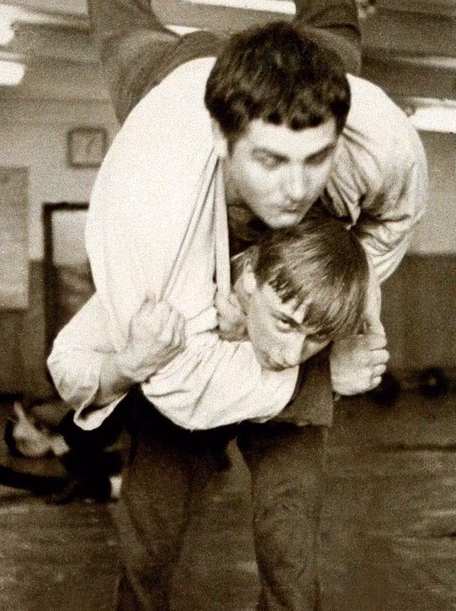 Vladimir Putin (dưới) vật nhau với bạn cùng lớp ở trường thể thao St. Petersburg, năm 1971.