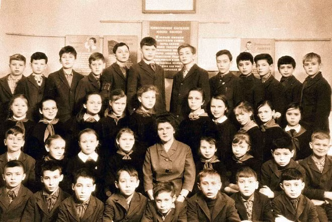 Ông Putin (hàng đầu tiên, thứ ba từ phải sang) trong một tấm ảnh chụp kỷ niệm khác với bạn học, năm 1964-1965, ở Nga.