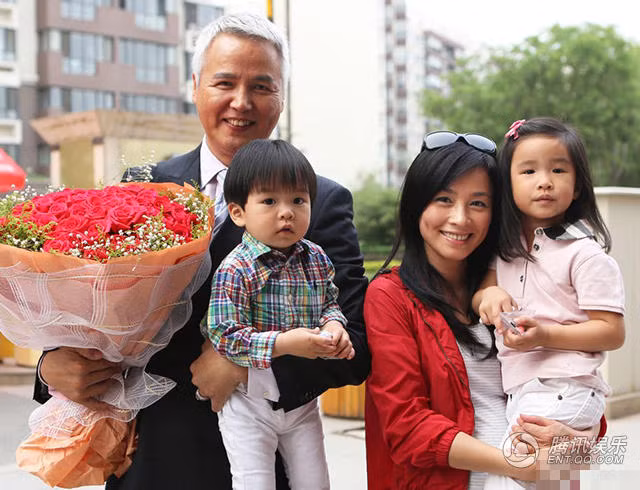 "Mỹ nhân má lúm" xứ Đài Trương Đình được khán giả Đài Loan biết đến kể từ sau khi cô tham gia bộ phim "Kịch nói Càn Long". Năm 2005, chuyện tình cảm của cô với nam diễn viên Lâm Thụy Dương cũng được báo giới xứ Đài quan tâm, càng khiến tên tuổi nàng "Vi Phi" nổi như cồn. Hai năm sau, Trương Đình hạnh phúc bên chồng cùng hai thiên thần nhỏ.
